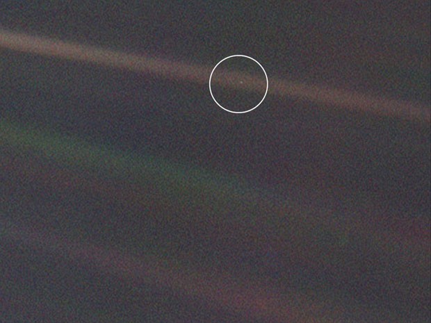 Nesta foto feita pela Voyager, a Terra não passa de um pontinho claro, destacado neste círculo desenhado pela Nasa (Foto: Nasa/JPL-Caltech) Nesta foto feita pela Voyager, a Terra não passa de um pontinho claro, destacado neste círculo desenhado pela Nasa (Foto: Nasa/JPL-Caltech)