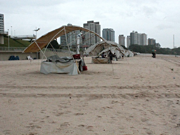 Quiosques na faixa de areia da Praia da Ponta Negra, em Manaus (Foto: Adneison Severiano G1/AM)