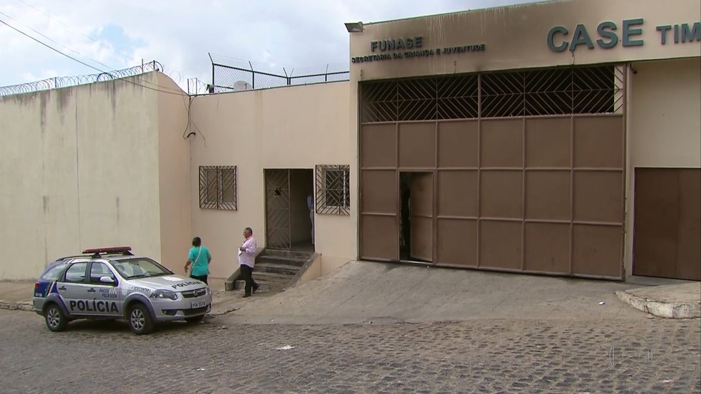 Dois adolescentes fugiram da Funase de Timbaúba (Foto: Reprodução/TV Globo)