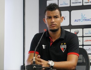Ricardo Jesus, atacante do Atlético-GO (Foto: Daniel Mundim)