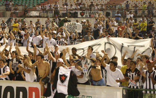 Torcida do Botafogo-PB no Estádio Almeidão (Foto: Rammom Monte)