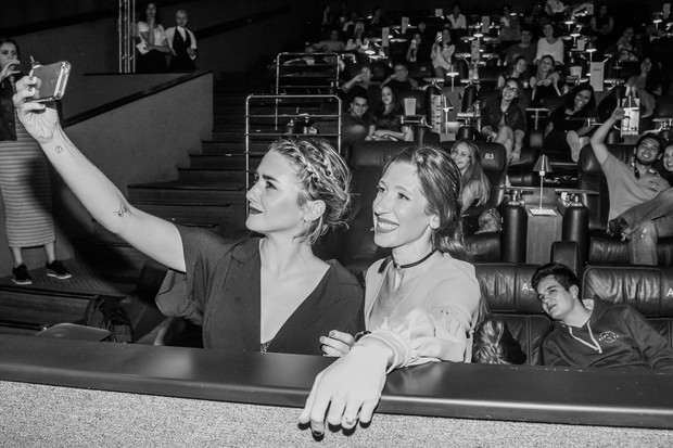 Addison Timlin e Lauren Kate fazem selfie com fãs (Foto: Manuela Scarpa/Brazil News)