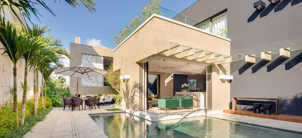 Uma casa moderna com piscina e jardim