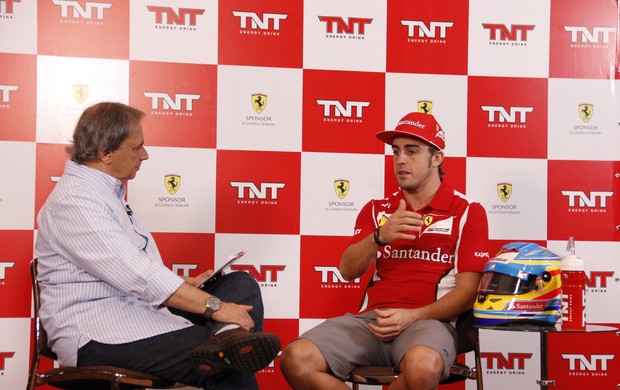 Reginaldo Leme entrevista Fernando Alonso no Linha de Chegada (Foto: Nuno Carvalhana / divulgação)