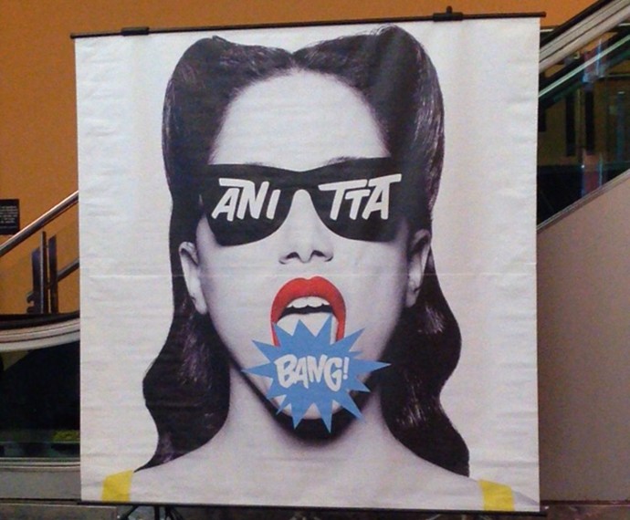 Os fãs são recepcionados com um belo cartaz com a capa de Bang (Foto: Tatiana Machado/Gshow)