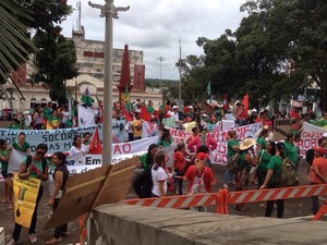 Em protesto, sem terra e camponeses tentam invadir sede do governo de RO (Foto: Ísis Capistrano/G1)