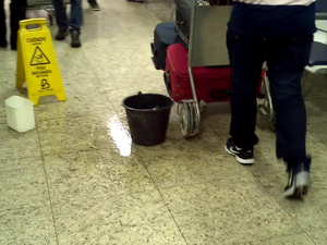 Situação prejudicou passageiros que passaram pelo aeroporto nesta terça-feira (26) (Foto: VC no ESTV)