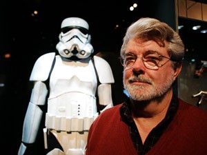 O diretor George Lucas ao lado do uniforme de um 'Stormtrooper' (Foto: AP)