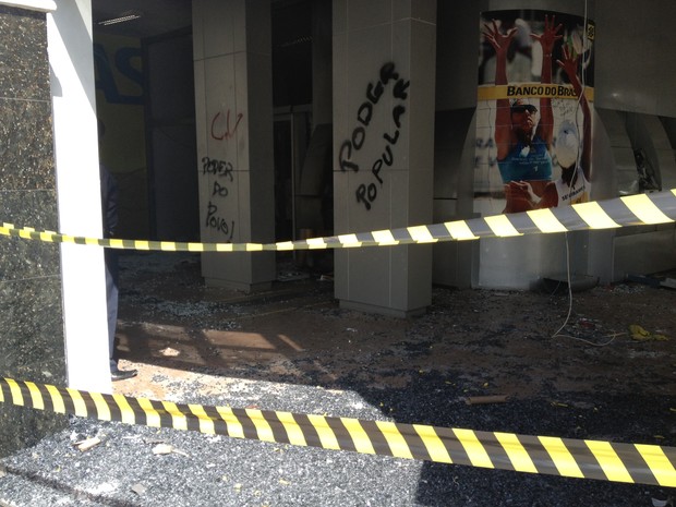 Agência do Banco do Brasil ficou destruída durante ato de segunda-feira (7) (Foto: Renata Soares / G1)