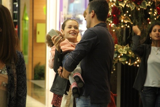 Bianca Castanho leva a filha para ver Papi Noel (Foto: Marcus Pavão/ Agnews)