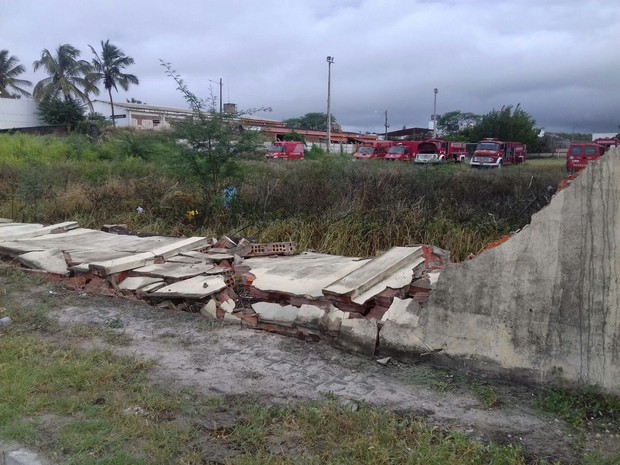 Muro do 4º Batalhão da Polícia Militar caiu após rajadas de vento em Caruaru (Foto: Pedro Jefferson/TV Asa Branca)