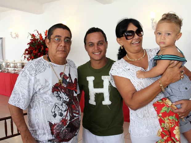 Zeca Pagodinho e Solange Couto com o mairdo, Jamerson Andrade, o filho Benjamin em festa no Rio (Foto: Vera Donato/ Divulgação)