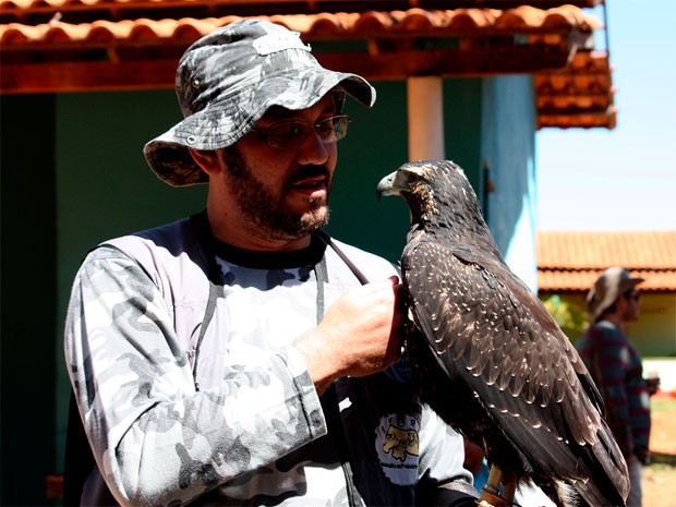 “Qualquer pessoa pode ter uma ave de rapina”, diz Joacil Germano (Foto: Joacil Germano)