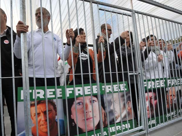 Membros de organizações não governamentais protestam em apoio aos ativistas do Greenpeace presos na Rússia  (Foto: PIERRE ANDRIEU / AFP )