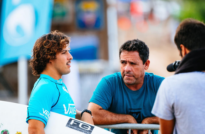 Ian Gouveia recebe orientações de seu treinador Paulo Kid (Foto: WSL / Ed Sloane) Ian Gouveia recebe orientações de seu treinador Paulo Kid (Foto: WSL / Ed Sloane)