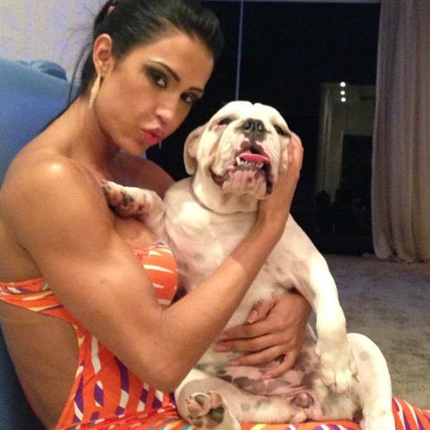 Gracyanne Barbosa com um de seus cachorros de estimação, Belety (Foto: Instagram/ Reprodução)