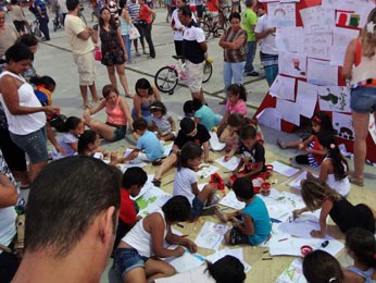 A programação começou com um espaço para as crianças desenharem (Foto: Katherine Coutinho/G1)