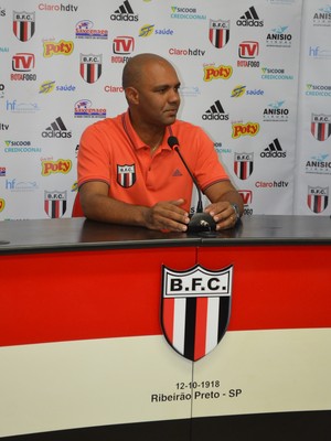 Alexandre Ferreira, técnico do Botafogo-SP (Foto: Rodolfo Tiengo)