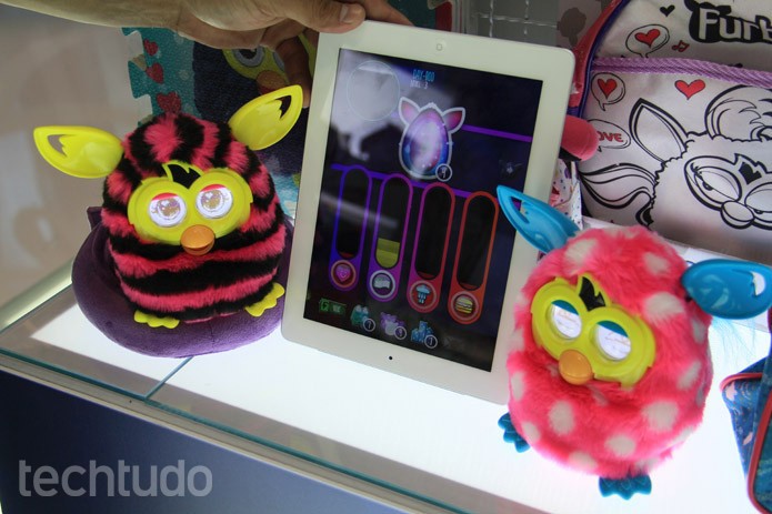 O bicho de pelúcio Furby Boom, da Hasbro, é na verdade um complexo bichinho virtual (Foto: Renato Bazan/TechTudo)