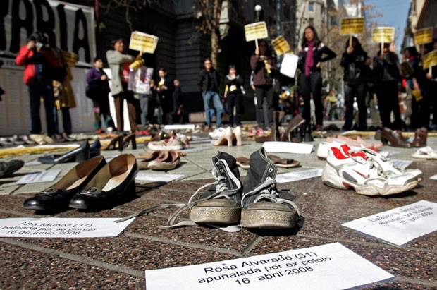 Foto de arquivo mostra protesto realizado em Santiago, no Chile, contra violência sexual e doméstica com mulheres (Foto: Arquivo/Santiago Llanquin/AP)