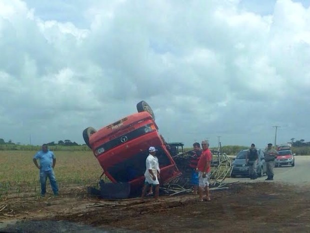 Caminhão tomba na AL-101 Sul perto de Matriz de Camaragibe (Foto: Telma Vasconcelos/TV Gazeta)