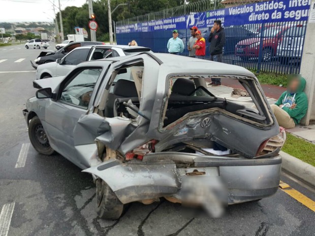 Sete pessoas ficarem feridas na série de acidentes e foram encaminhadas a hospitais com ferimentos leves (Foto: Everson Moreira/RPC)