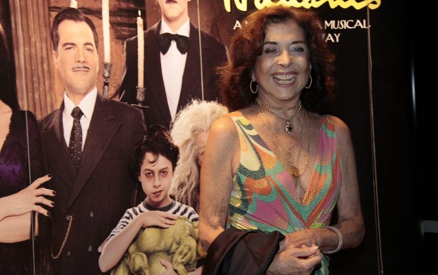 Betty Faria na estreia do musical "A Família Addams" (Foto: Isac Luz / EGO)
