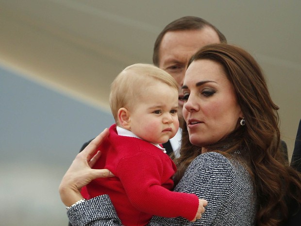 Kate Middleton com o filho, George, deixam Canberra, na Austrália (Foto: Phil Noble/ Reuters)