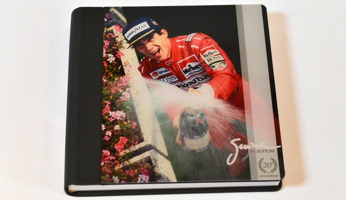 Capa do livro sobre Ayrton Senna tem foto de comemoração da vitória no GP da Bélgica de 1991 (Foto: Keith Sutton / Sutton Images)
