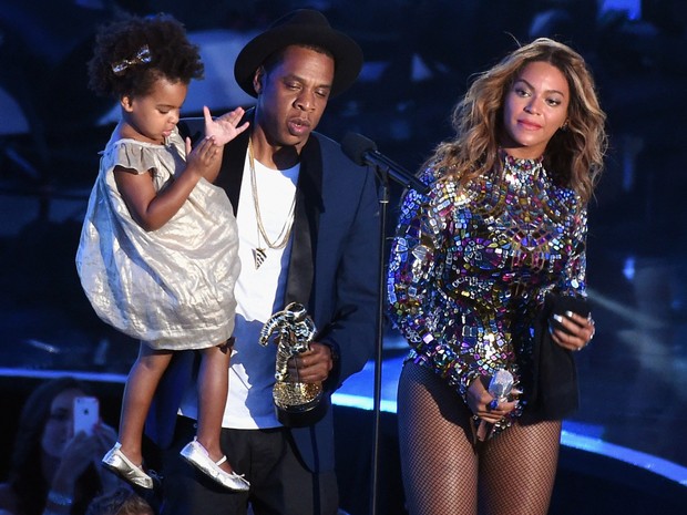 Beyoncé com Jay-Z e a filha, Blue Ivy, no VMA, em Los Angeles, nos Estados Unidos (Foto: Michael Buckner/ Getty Images/ AFP)