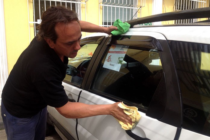 Taxistas de São Paulo aderem à limpeza a seco e usam 1 copo d'água para lavar carro