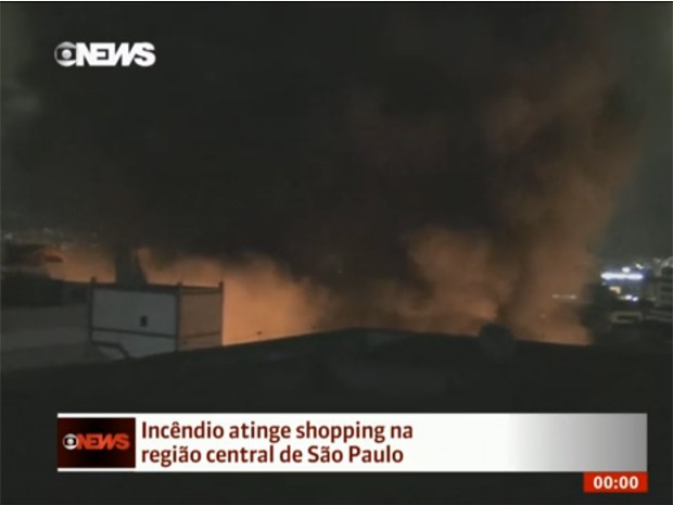 Incêndio atinge shopping na região do Brás, em São Paulo, na noite deste domingo (21) (Foto: Reprodução/ GloboNews)