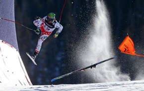 O esquiador tcheco Ondrej Bank voa após batida durante campeonato em Colorado, nos EUA, em foto que ficou com o 1º lugar na categoria 'Esportes' (Foto: Christian Walgram/World Press Photo 2016)