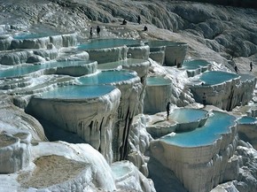 Contraste Do Azul Das Aguas No Solo Branco Atrai Turistas Em Pamukkale Turismo E Viagem G1
