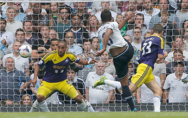 Paulinho Tottenham e Swansea City (Foto: Agência Reuters)