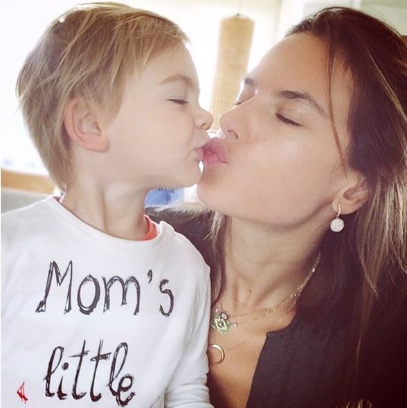 Alessandra Ambrósio e filho (Foto: Instagram / Reprodução)