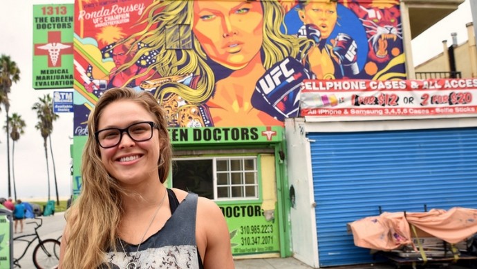 Ronda Rousey posa em frente ao painel pintado pelo Bicliteca sem Freio, Goiânia, Goiás (Foto: Hans Gutknecht )
