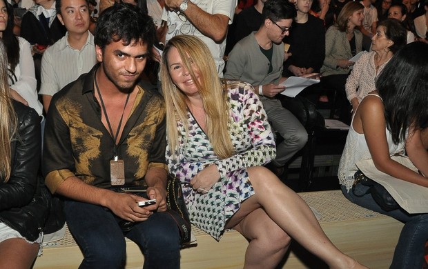 Alexandre Mortágua e a mãe, Cristina no Fashion Rio (Foto: Roberto Teixeira / EGO)