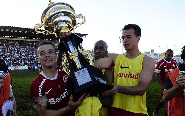 D'Alessandro e Damião com a Taça Piratini (Foto: Alexandre Lops/Divulgação, Inter)
