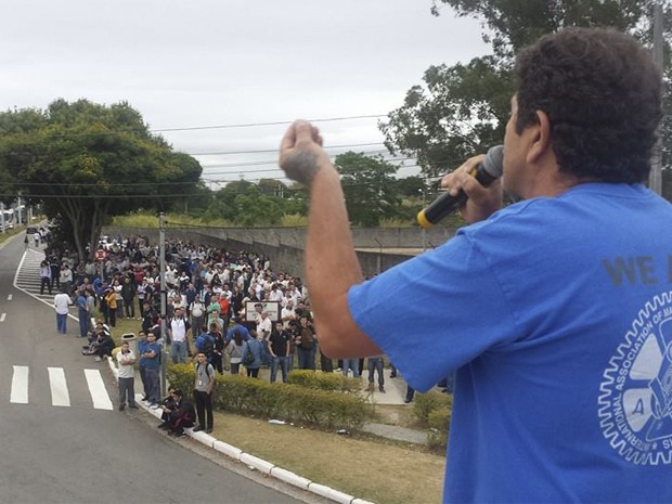 Operários da Embraer fazem greve por reajuste salarial em São José, SP (Foto: Antônio Ferreira de Barros/ Sindicato dos Metalúrgicos)