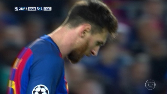 <p>
 Arda Turan rouba a bola no ataque, Messi balan&ccedil;a na frente da marca&ccedil;&atilde;o de Marquinhos e chuta cruzado, mas manda para fora.</p>
