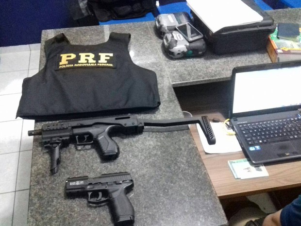 Armas estavam sem a documentação exigida  (Foto: Divulgação/PRF)
