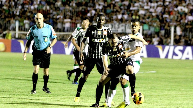 Danilo Luverdense e Corinthians (Foto: Chico Ferreira / Futura Press)