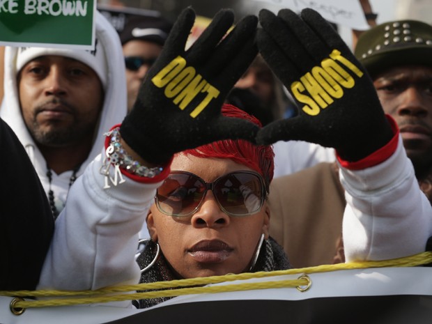  Lesley McSpadden, mãe do jovem negro Michael Brown, morto por um policial branco inocentado, participa de manifestação em Washington contra a violência, no sábado (13) (Foto: Chip Somodevilla/Getty Images/AFP)