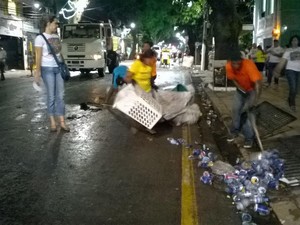 Funcionários da Sesan realizam a limpeza da cidade, depois da passagem da Santa na Trasladação.  (Foto: Luana Laboissiere/G1 PA)