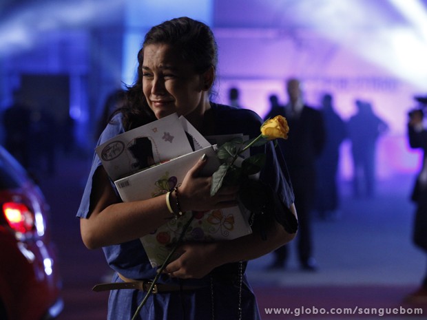 Ela cai no choro! (Foto: Sangue Bom/TV Globo)