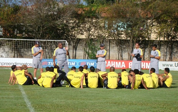Ademir Fonseca conversa com os jogadores em Salvador (Foto: Divulgação/ABC)