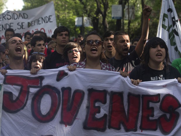 Estudante espanhóis protestam por melhorias na educação (Foto: Paul White/AP)