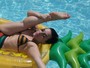 Simone Gutierrez mostra elasticidade em foto de biquíni na piscina