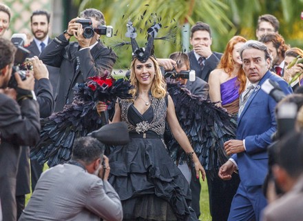 Fedora surpreende convidados com vestido de noiva preto